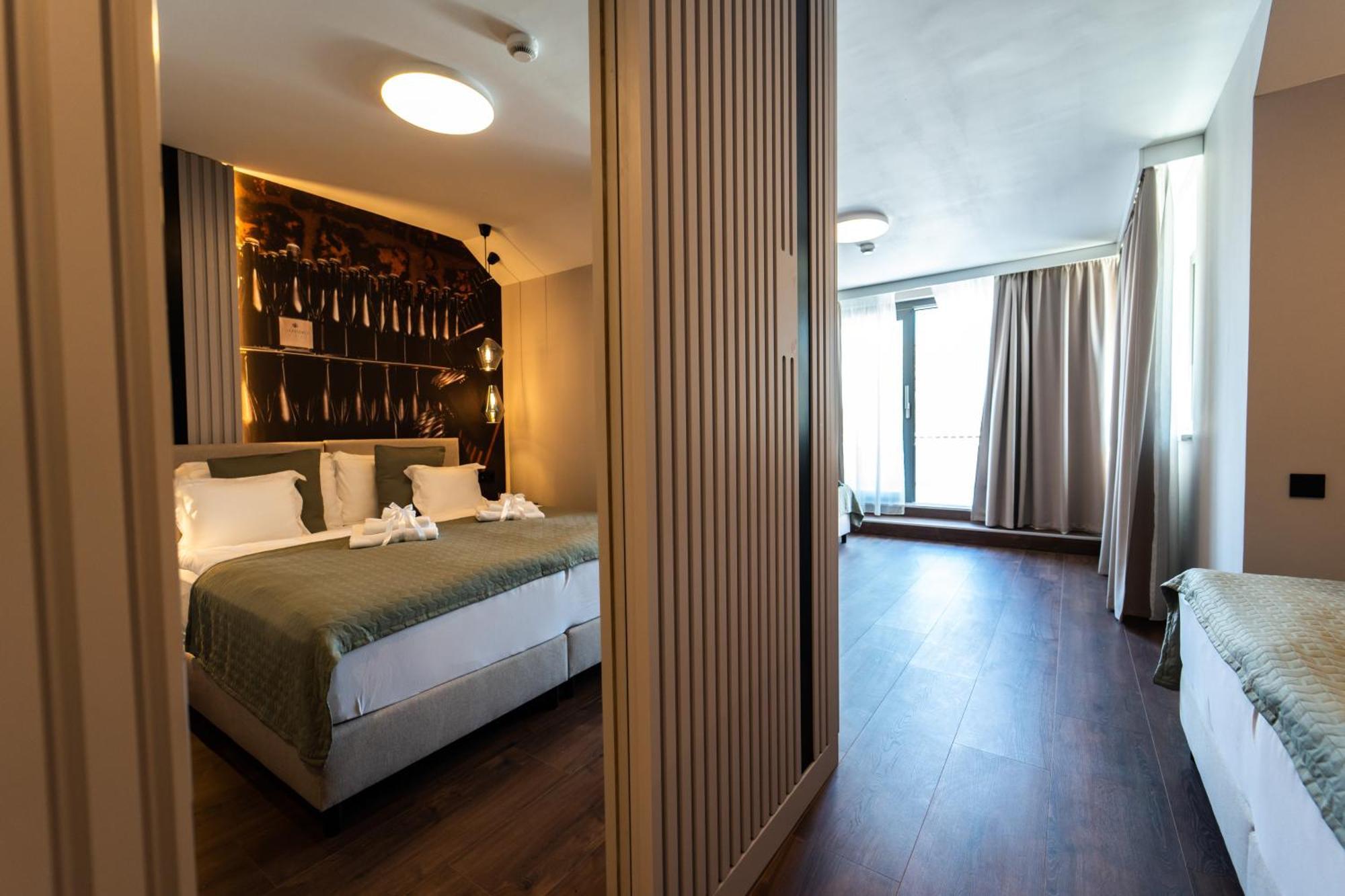 Rokusfalvy Borhotel Es Fogado Etyek Bagian luar foto