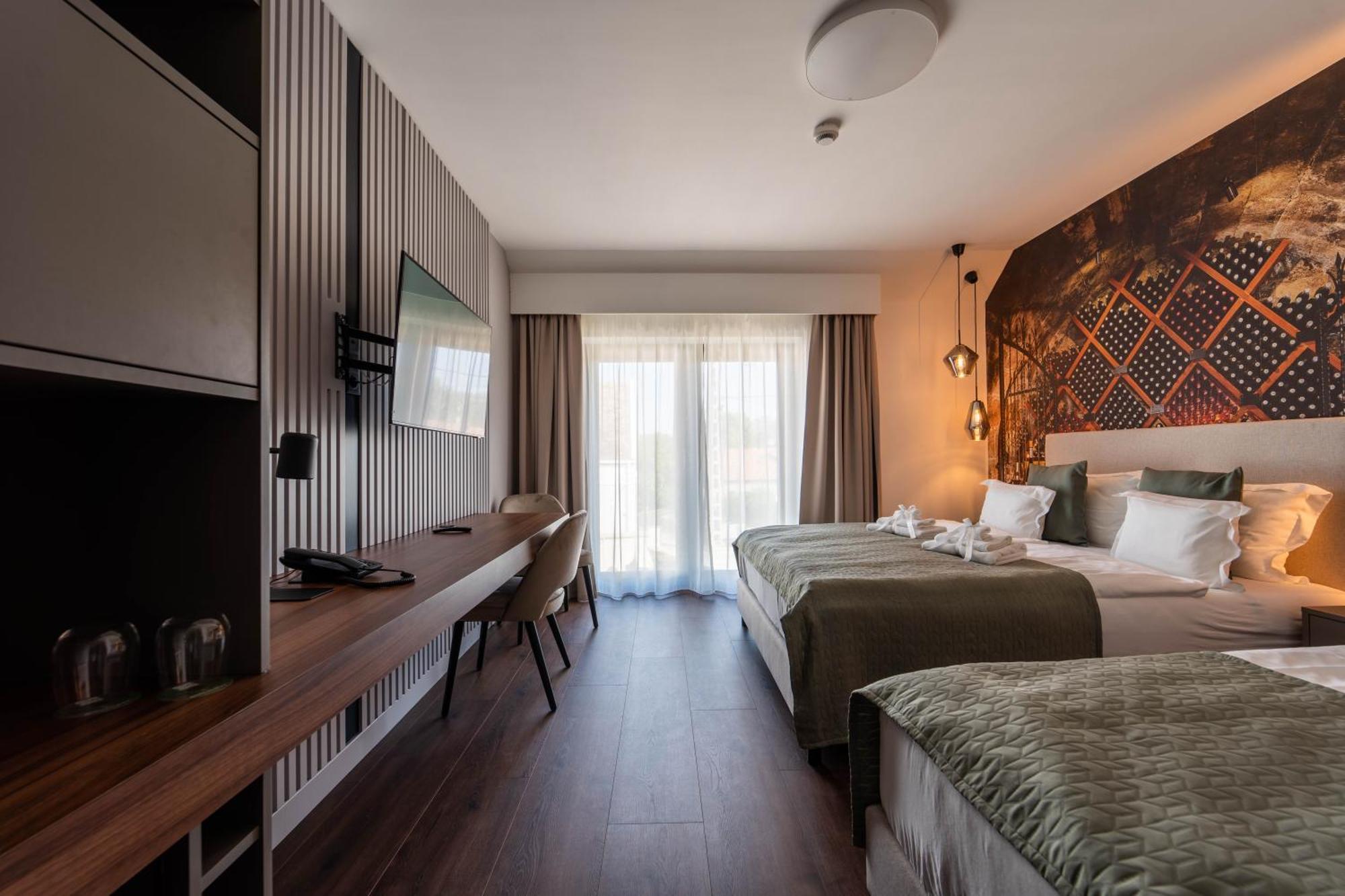 Rokusfalvy Borhotel Es Fogado Etyek Bagian luar foto