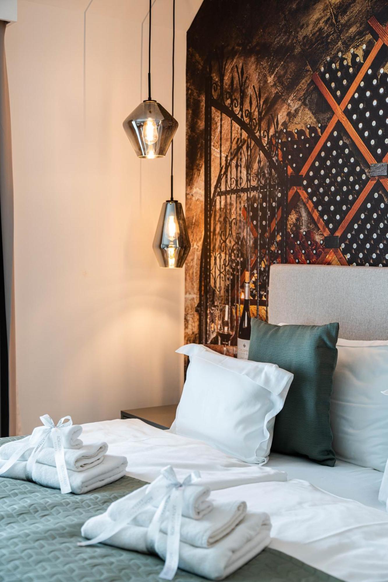 Rokusfalvy Borhotel Es Fogado Etyek Bagian luar foto