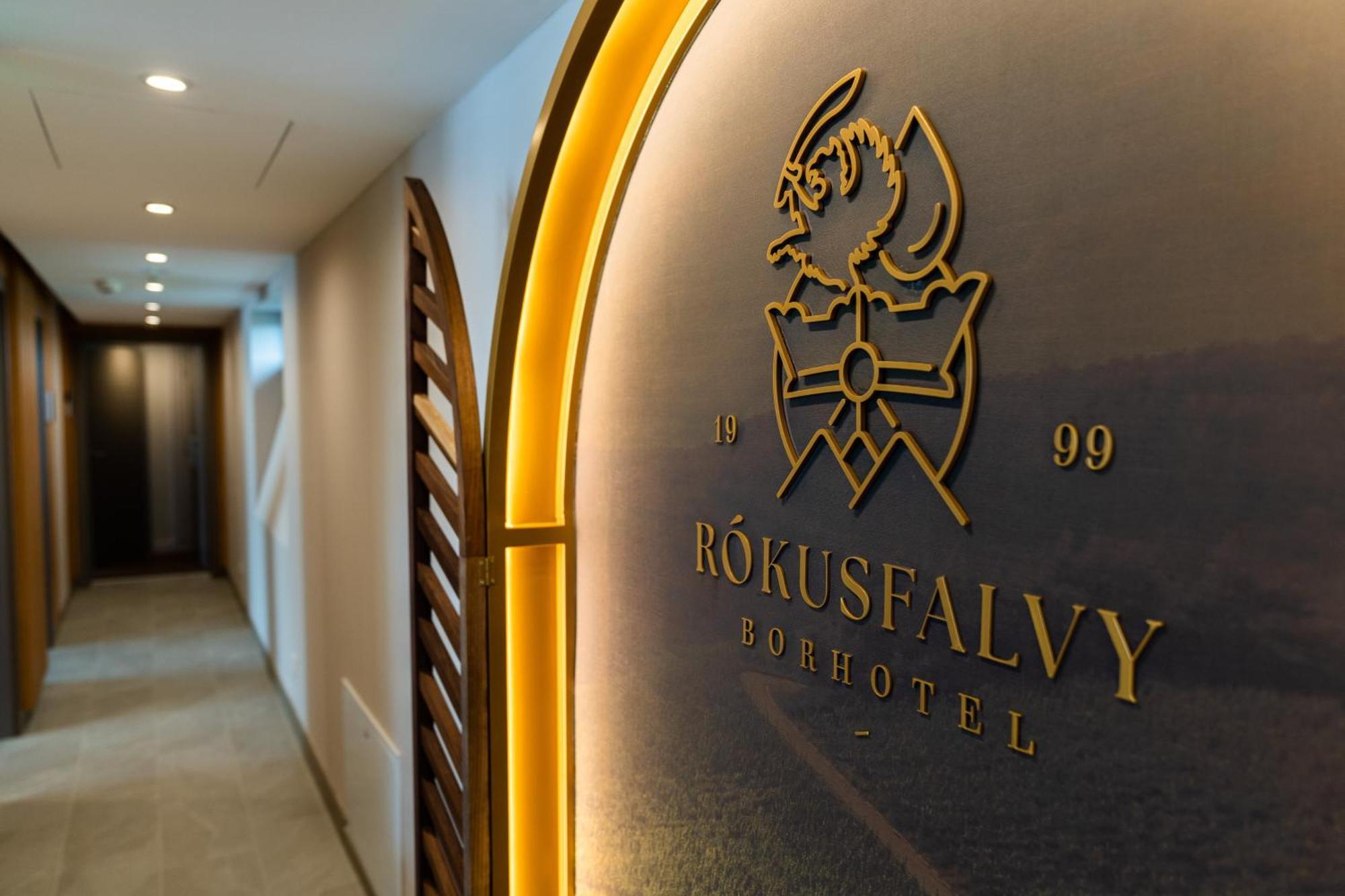 Rokusfalvy Borhotel Es Fogado Etyek Bagian luar foto