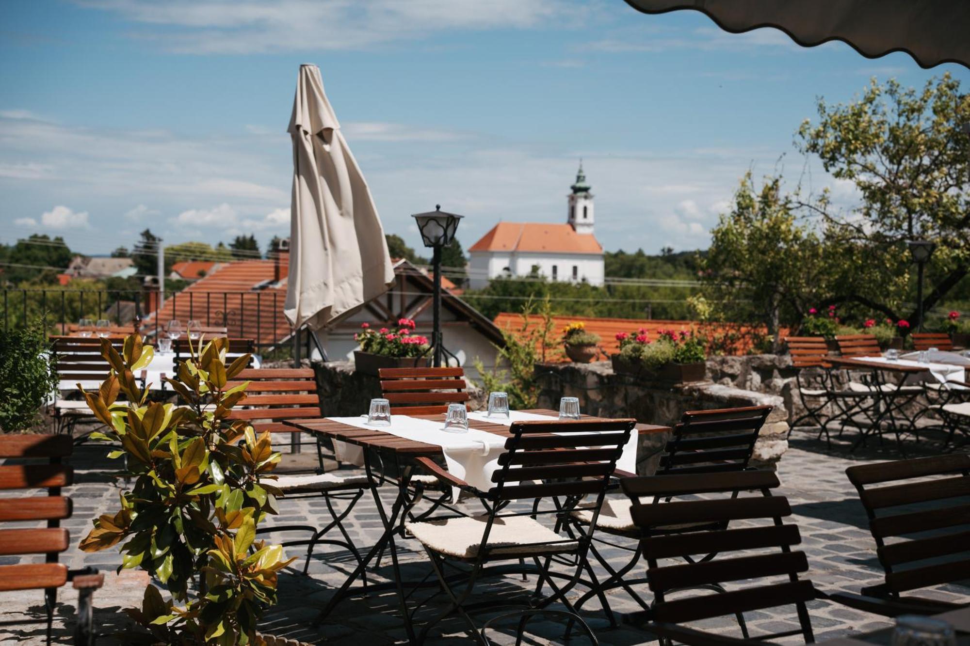 Rokusfalvy Borhotel Es Fogado Etyek Bagian luar foto
